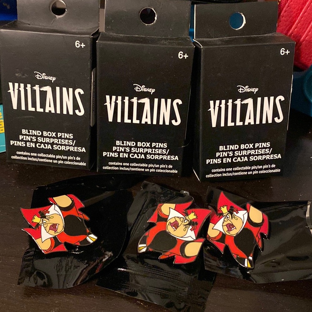Lounge fly Villians Box Pins